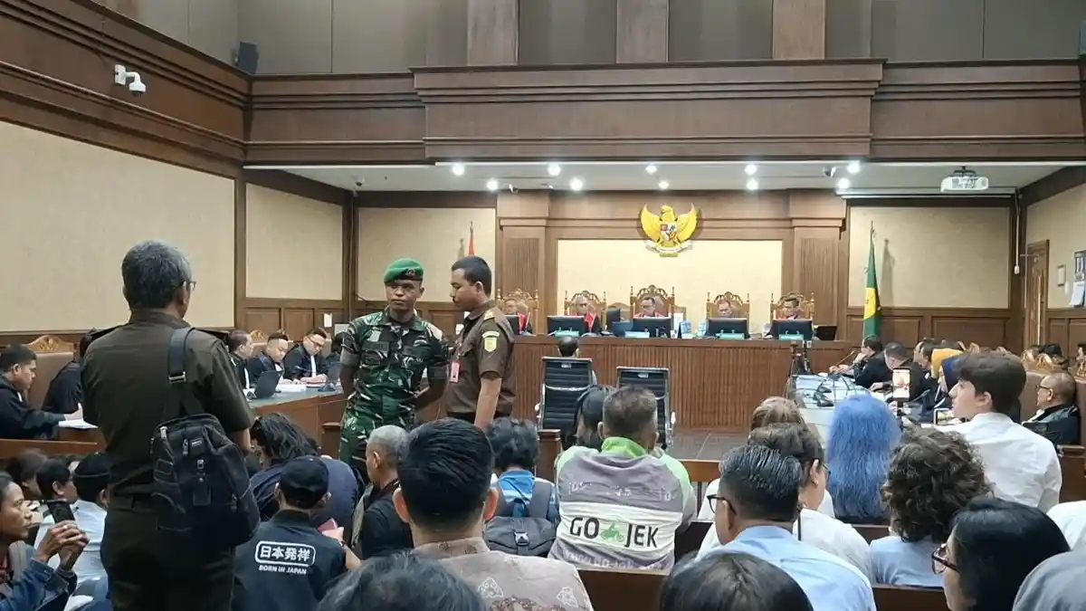 anggota-tni-di-ruang-sidang-nadiem